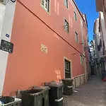 Alfama Duplex Near Fado Museum شقة